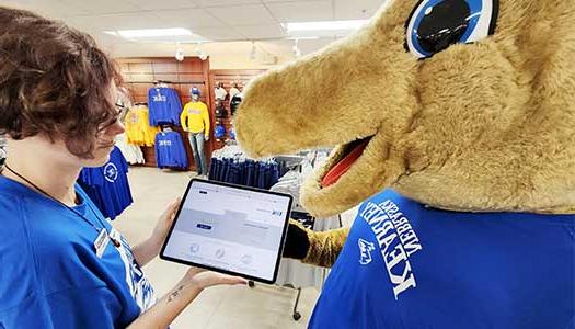 a worker browses the 正规博彩平台 Online bookstore with louie the loper